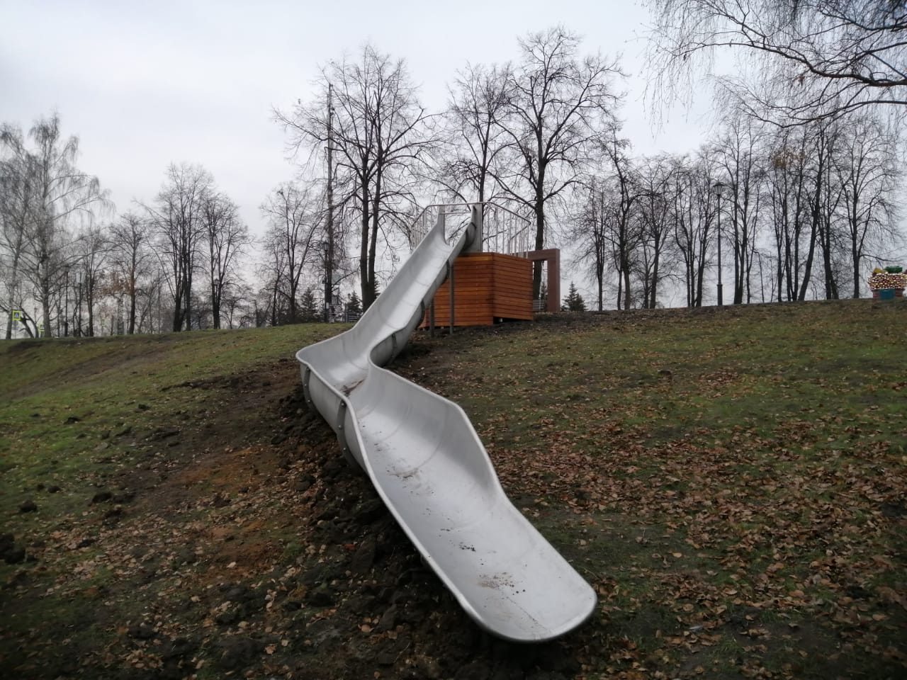 Горка-желоб на естественном холме (8 п.м.) 32632